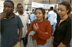 29.8.05. Dun Laoghaire. Participants in the Dun Laoghaire Refugee Project and P+L+U+S Appeal (Please Let Us Stay)- Leave to Remain for Aged-Out Minor Asylum Seekers- meet in Dun Laoghaire. Here Simret Teka speaking with Mekedelawit Solomon on her left and (on her immediate right-behind) Johnson Godwin. ©Photo Derek Speirs